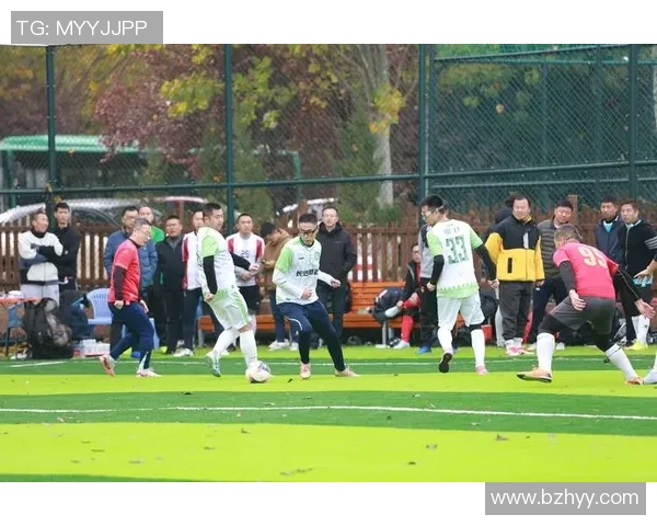 足球明星齐聚看球赛热情高涨共同见证精彩瞬间