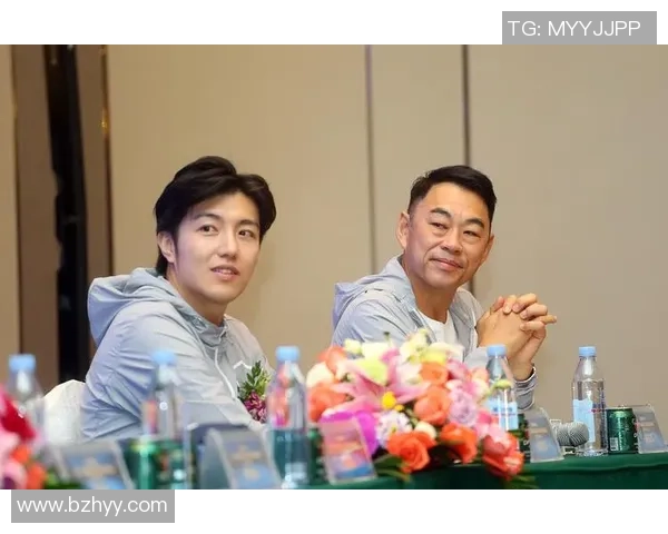 足球明星大巴上欢唱朋友情谊深厚展现团队精神与友谊的力量 足球明星大巴上欢唱朋友情谊深厚展现团队精神与友谊的力量